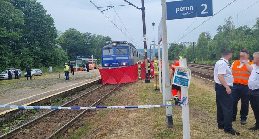 Śmierć pod pociągiem. Zginęła 35-letnia kobieta