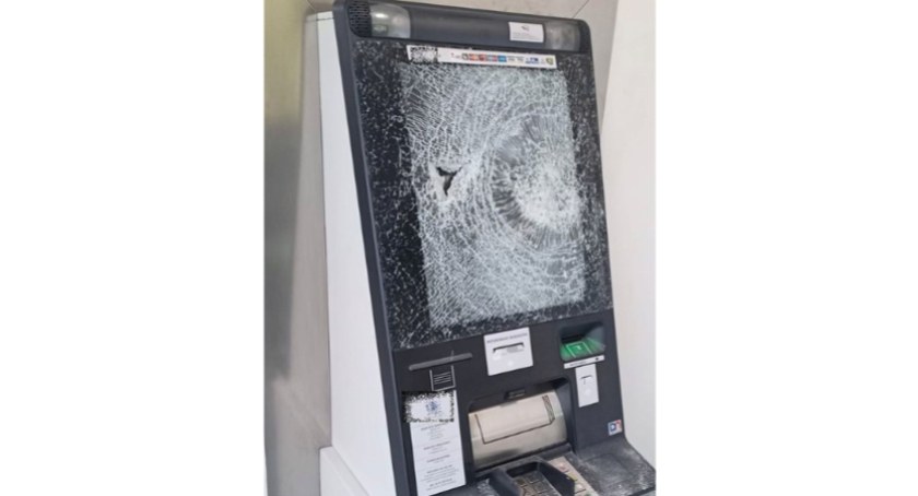 Nie udało mu się wypłacić pieniędzy, więc zniszczył bankomat