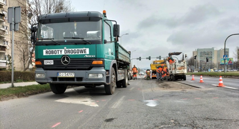 Pracownicy MPGK łatają dziury w Jeleniej Górze