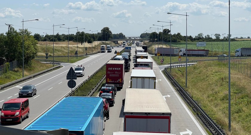 Ogromne korki na A4. Zderzyły się dwa pojazdy. Na miejscu lądował śmigłowiec LPR
