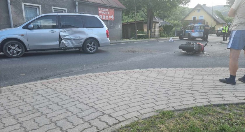 Piechowice : Groźne zderzenie motocyklisty z osobówką. Droga zablokowana