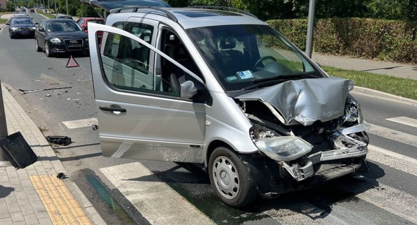 Kierująca Mercedesem wjechała w tył busa. Utrudnienia na ulicy Ogińskiego