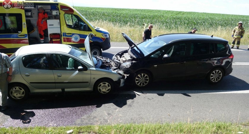 Omijał leżący na jezdni pojazd - doprowadził do wypadku