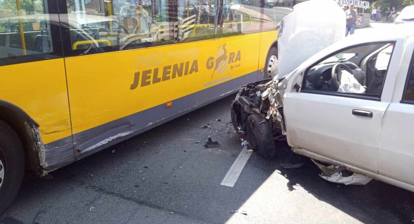 Karpacz : Pijany kierowca Fiata Panda wjechał w autobus