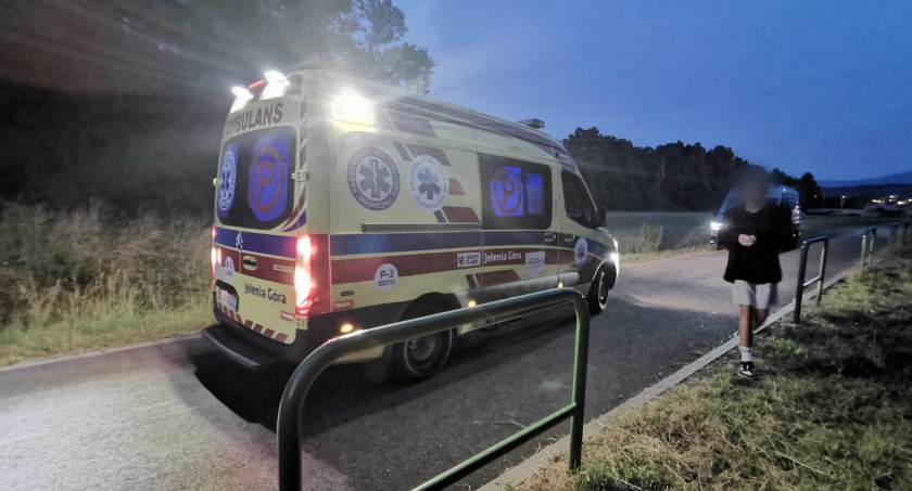17-letni deskorolkarz ciągnięty przez skuter uległ wypadkowi. Plama krwi na chodniku