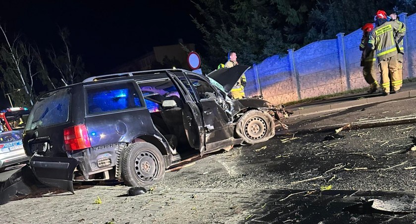 Policyjny pościg ulicami Jeleniej Góry. Rozbity radiowóz.