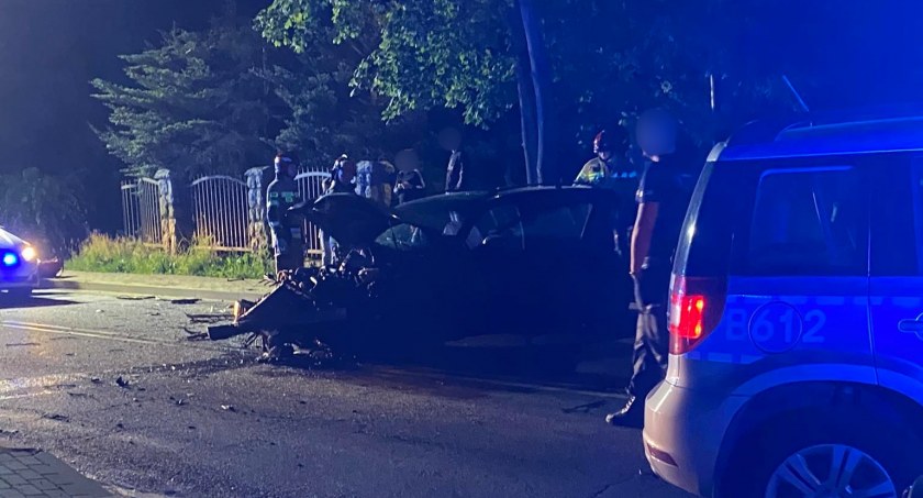 24-latek, który wczoraj uciekając przed policją rozbił samochód nie miał uprawnień i posiadał narkotyki