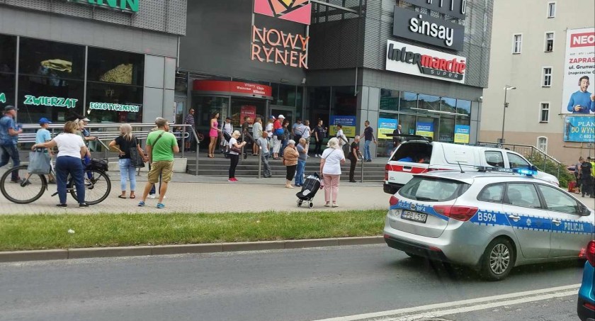Dramat na Podwalu. Mercedes wjechał w rodzinę stojącą na chodniku