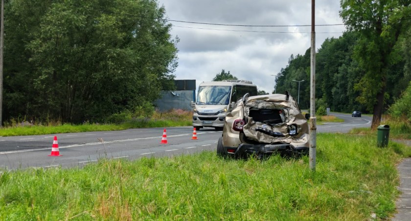 Ciężarówka dosłownie zmiażdżyła tył osobówki. Utrudnienia na DK 30