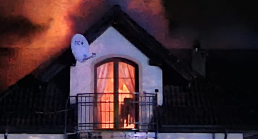 Potężny pożar domu w Ścięgnach. Są poszkodowani