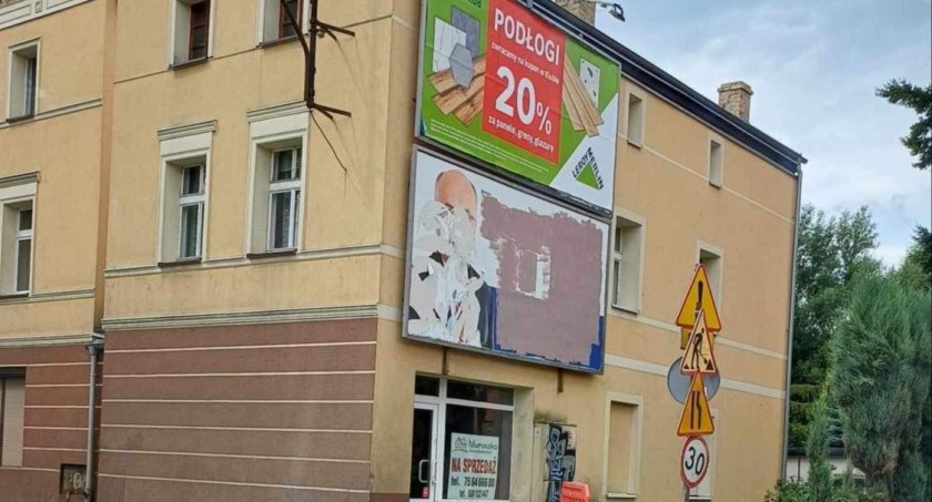 Wandale zniszczyli billboard senatora Krzysztofa Mroza