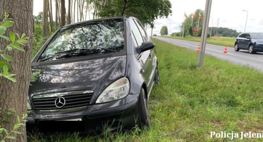 Uderzył w drzewo niesprawnym technicznie autem. Dostał 3550 zł mandatu