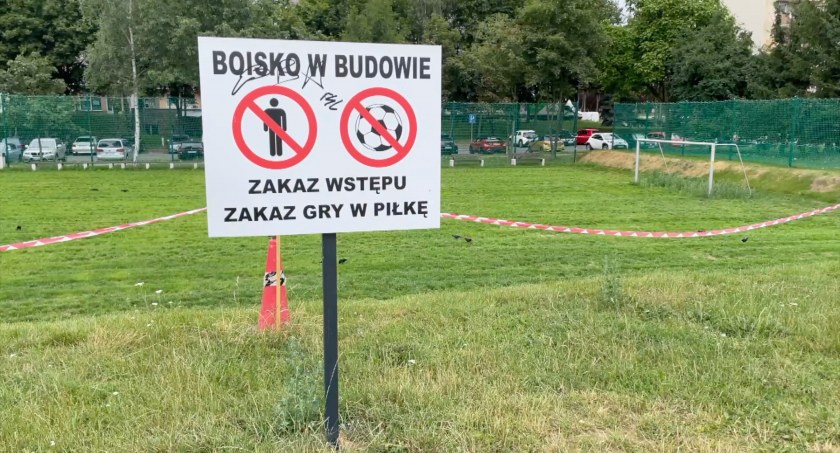 Zakaz wstępu na nowe boisko przy ul. Wiłkomirskiego