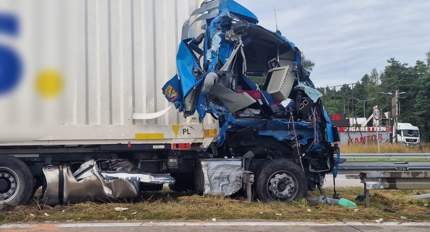 Po zderzeniu wypadła z kabiny ciężarówki. Utrudnienia na autostradzie A4