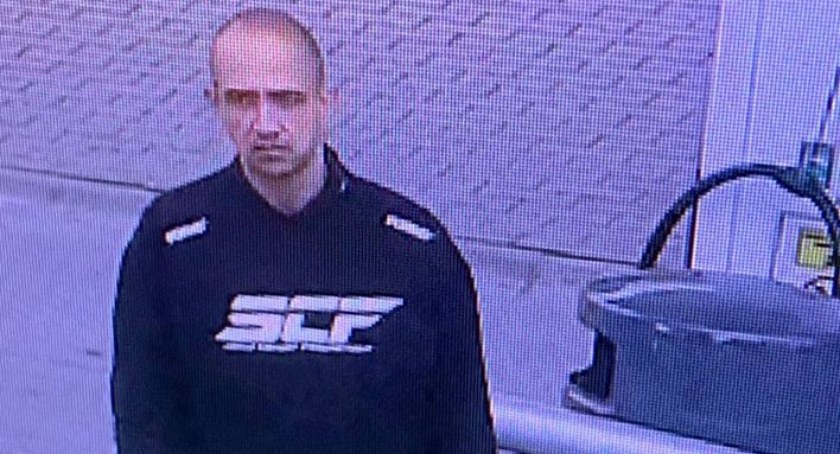 Mężczyzna ze zdjęcia może być złodziejem Subaru, w którym był też wartościowy rower