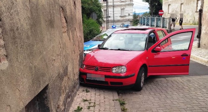 Kolejny pijany kierowca, który uciekał przed policjantami