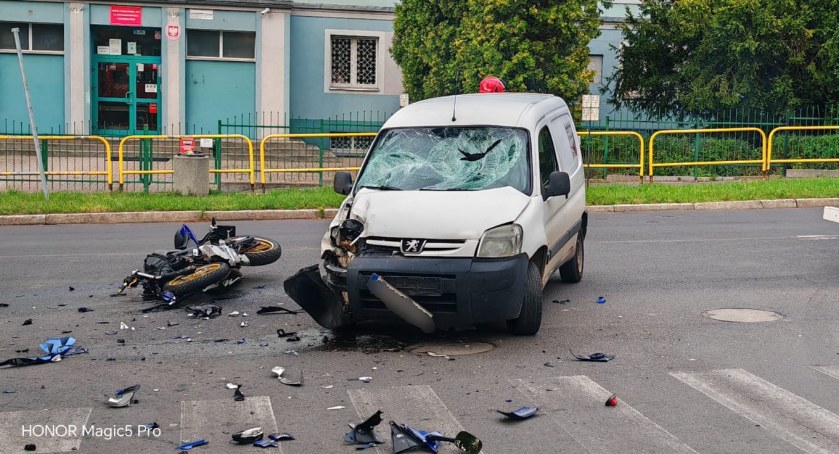 Motocyklista przeleciał kilka metrów po zderzeniu z innym pojazdem