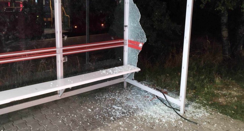 Powybijali szyby w wiatach przystanków autobusowych