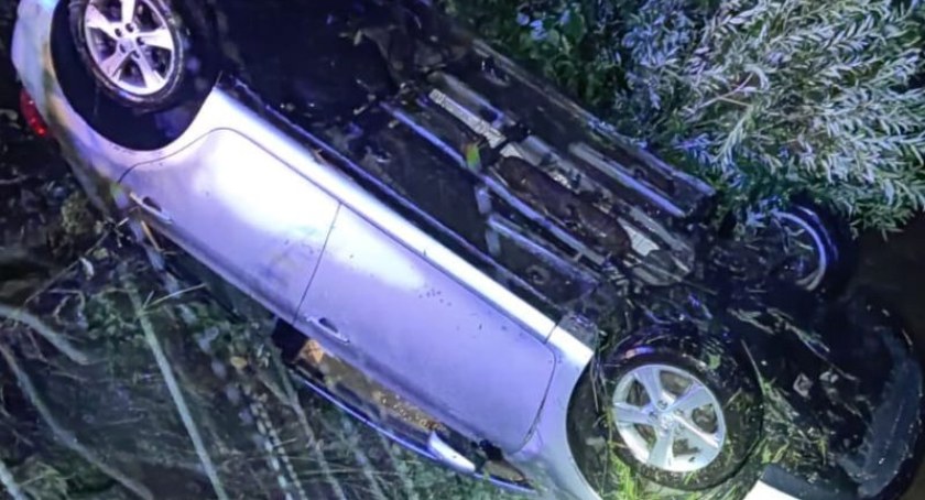 Pijany kierowca dachował. Dobrze, że nikogo nie zabił