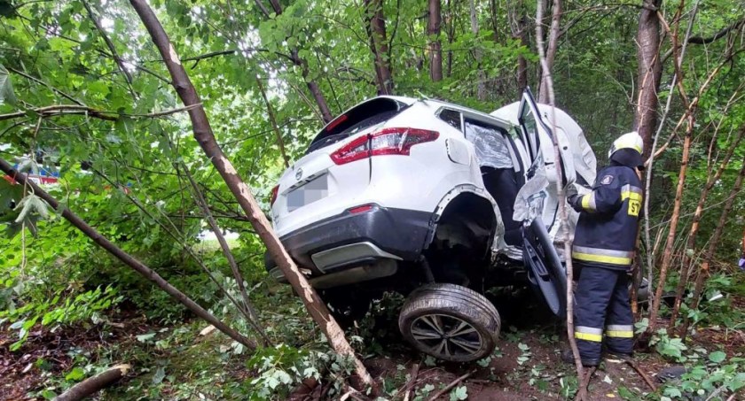 Nissanem wpadł w zarośla i zatrzymał się na drzewie