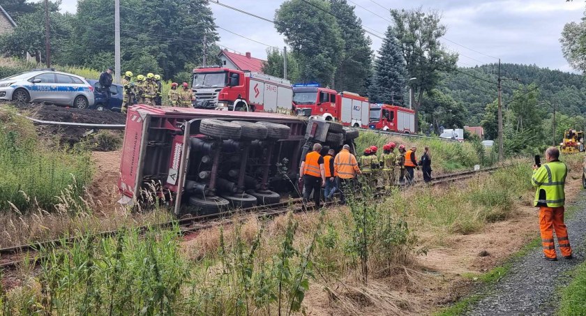 Ciężarówka spadła na tory kolejowe. Ruch pociągów na trasie Jelenia Góra - Lubań wstrzymany.