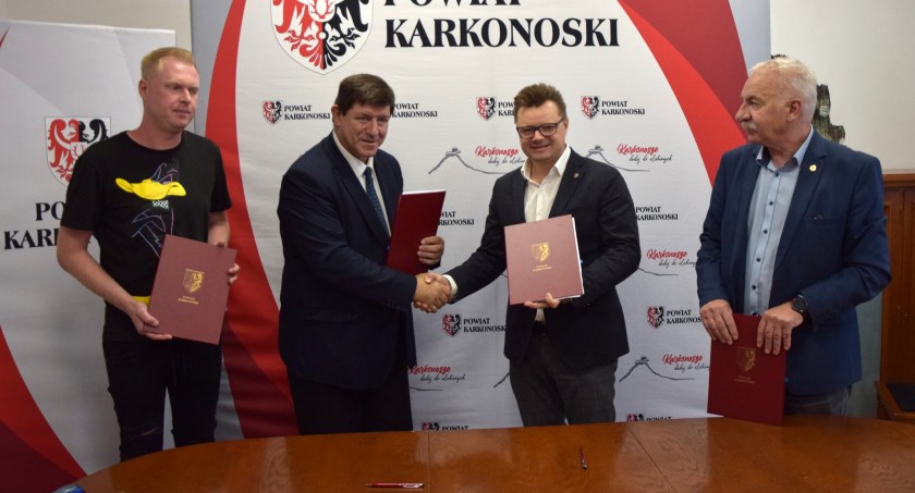 Podpisano umowę na przebudowę drogi w gminie Jeżów Sudecki
