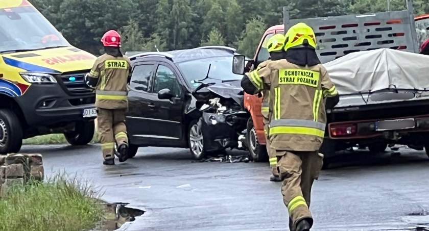 Kolejny wypadek na feralnym zakręcie. Droga całkowicie zablokowana
