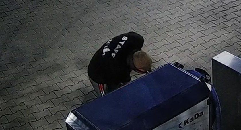 Poszedł z siekierą na myjnię samochodową. Rozpoznajesz go?