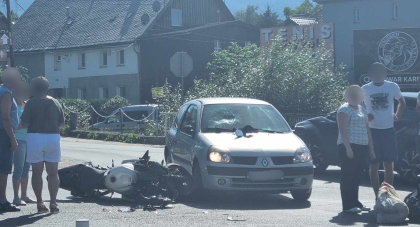 Zderzenie motocyklisty z samochodem osobowym na skrzyżowaniu w Ścięgnach. Zobacz nagranie