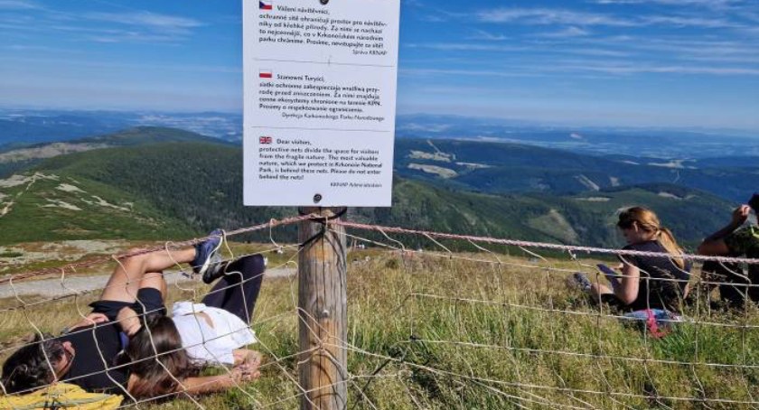 Turyści bez szacunku do karkonoskiej przyrody. Syf na drodze na Śnieżkę