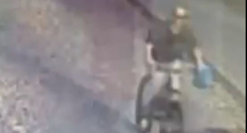 18-letniego złodzieja nagrały kamery. Jego łupem padł rower