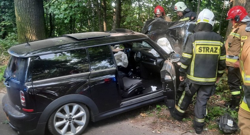 Nie opanował samochodu i z impetem uderzył w drzewo