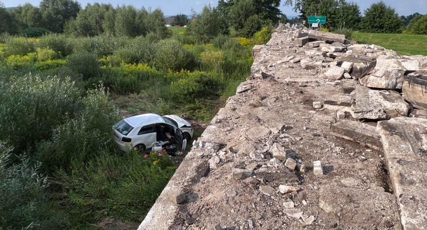 Szaleńczy pościg zakończony groźnym zdarzeniem. Samochód uciekiniera spadł z mostu