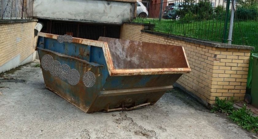 Kontenerem zablokował bramę wjazdową do podziemnego parkingu