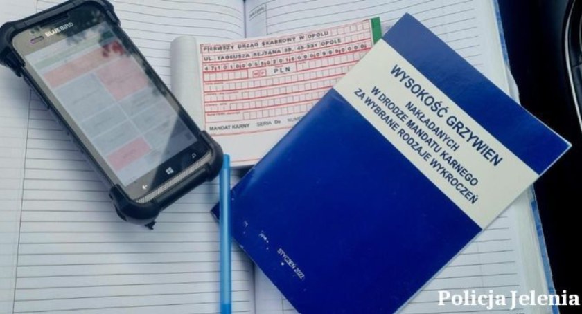 Kierowcy, którzy podczas jazdy korzystają z telefonów są surowo karani