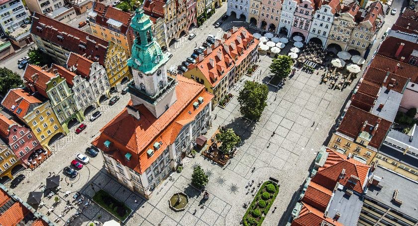 Mieszkańcy krytycznie o inwestycji miasta. Remont w centrum w trakcie Jarmarku Staroci