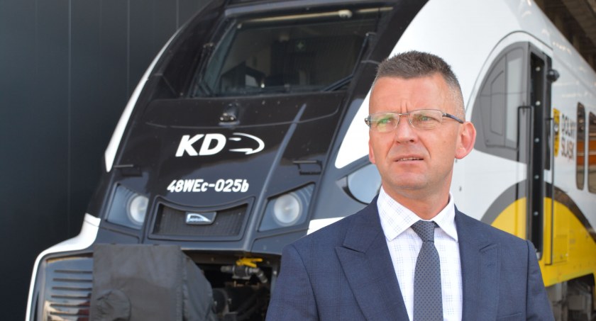Nowa hala serwisowa Kolei Dolnośląskich oficjalnie otwarta. „To kluczowa inwestycja kolejowa w regionie” – podkreśla Damian Stawikowski, prezes spółki.