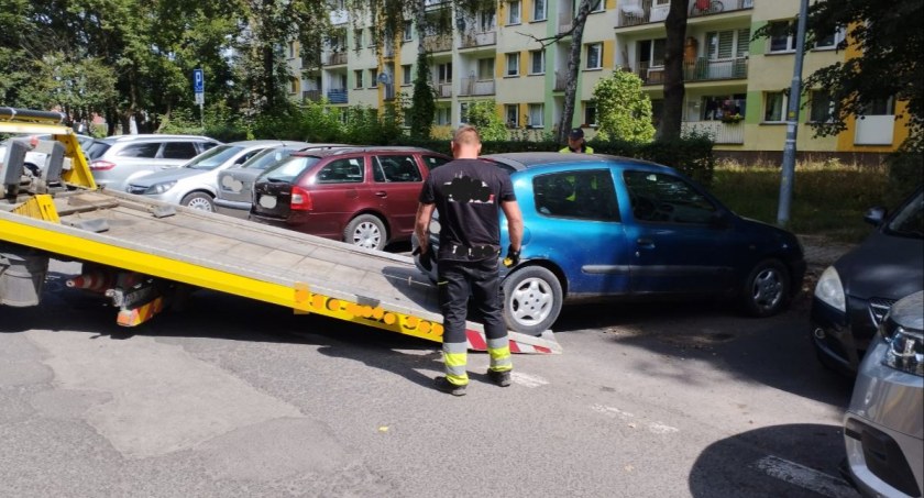 Sukcesywnie usuwają wraki