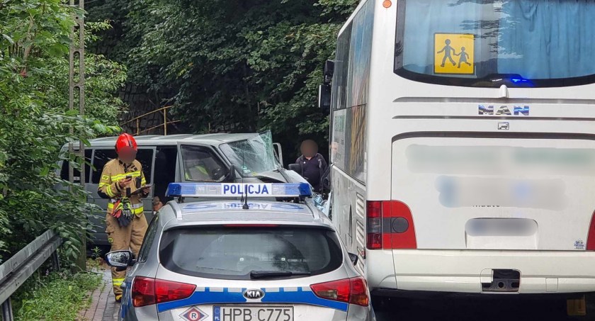 Zderzenie busa z autobusem. Ulica Karkonoska zablokowana