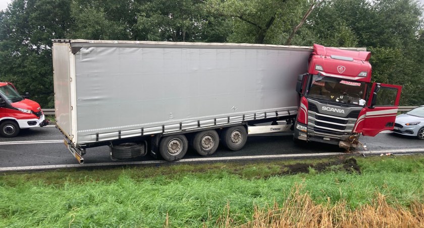 TiR zablokował krajową trójkę. Utrudnienia na drodze Jelenia Góra - Wrocław.