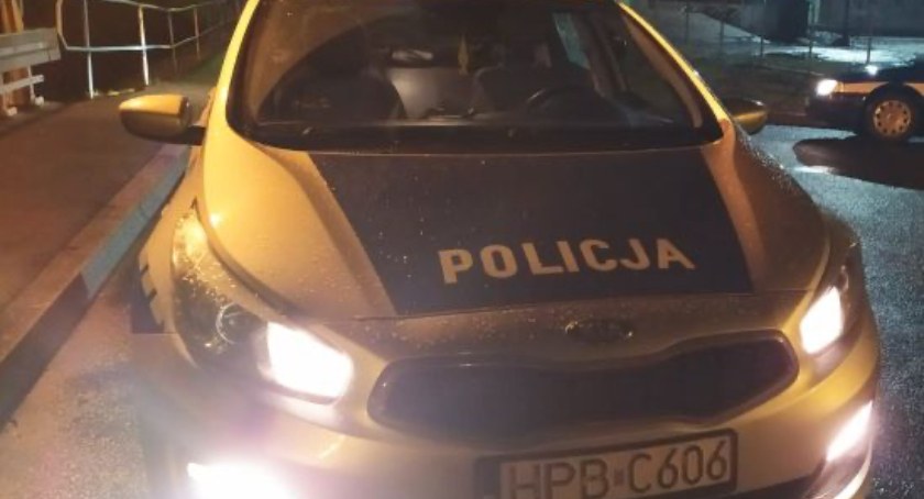 Agresor ubliżał policjantom i uszkodził radiowóz