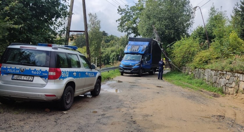 W Szklarskiej Porębie dostawczy bus zahaczył o druty