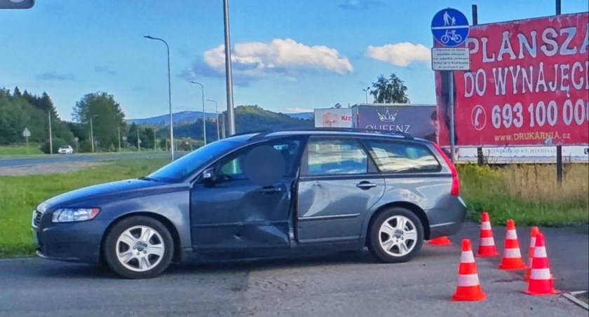 Przy Konstytucji 3-go Maja osobówka zderzyła się z hulajnogą elektryczną