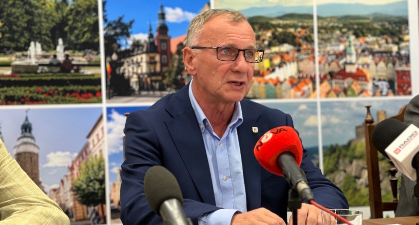Fatalny stan basenu w Jeleniej Górze. Miasto pisze wnioski