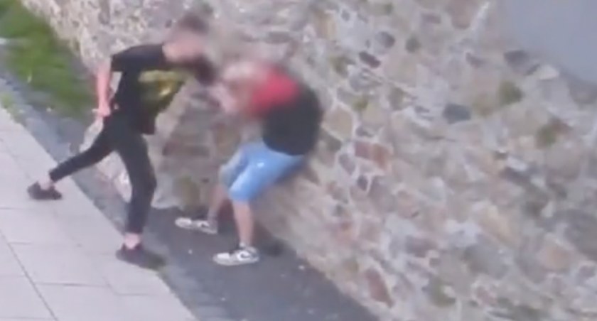 Pobili mężczyznę w Cieplicach. Policja poszukuje sprawcy rozboju z nagrania