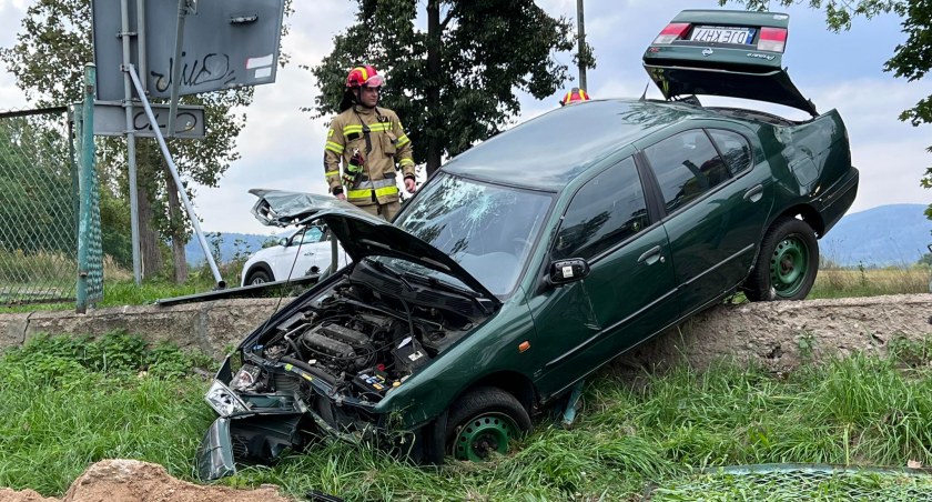 19-latek nie opanował pojazdu i z impetem wbił się w płot