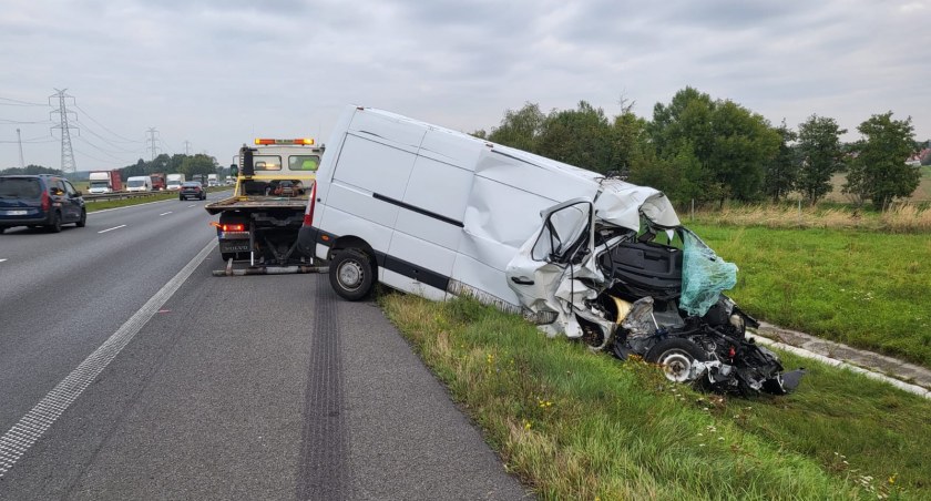 Busem wjechał w lawetę. Kierowca w stanie krytycznym trafił do szpitala