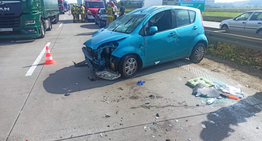 Po zderzeniu auto dachowało. Utrudnienia na autostradzie A4