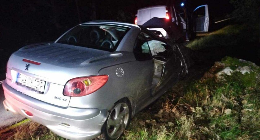 Pomiędzy Szklarską Porębą a Świeradowem auto wypadło z drogi.