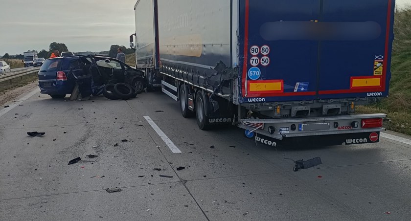 Samochód spadł z lawety. Autostrada zablokowana